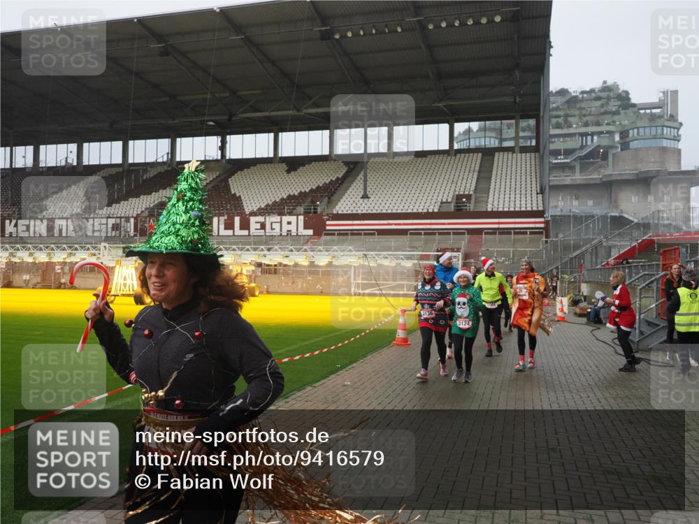 07.12.2025 - St. Pauli X-Mass-Run No. 15 Fabian Wolf http://msf.ph/oto/9416579 07.12.2025 11:10:38 Ziel 29, 30, 31, 49, 122, 134, 745, 1064, 1066, 1380, 1398, 1626, 1692, 1694, 1739, 1740, 3124, 3136 meine-sportfotos.de