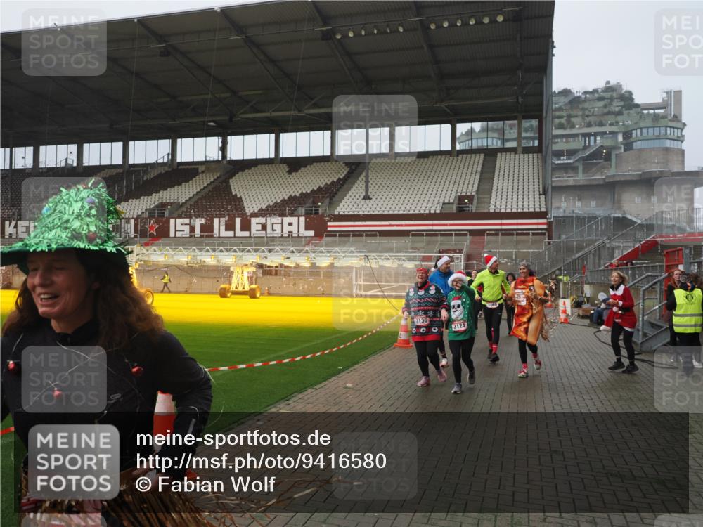 07.12.2025 - St. Pauli X-Mass-Run No. 15 Fabian Wolf http://msf.ph/oto/9416580 07.12.2025 11:10:38 Ziel 29, 30, 31, 49, 122, 134, 745, 1064, 1066, 1380, 1398, 1626, 1692, 1694, 1739, 1740, 3124, 3136 meine-sportfotos.de