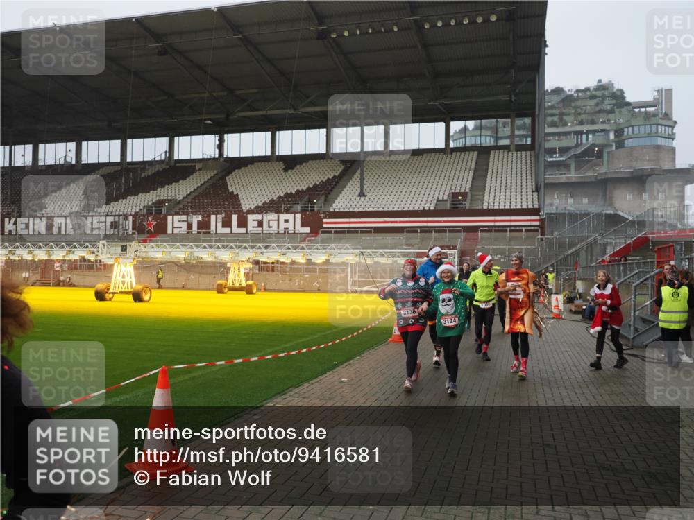 07.12.2025 - St. Pauli X-Mass-Run No. 15 Fabian Wolf http://msf.ph/oto/9416581 07.12.2025 11:10:38 Ziel 29, 30, 31, 49, 122, 134, 745, 1064, 1066, 1380, 1398, 1626, 1692, 1694, 1739, 1740, 3124, 3136 meine-sportfotos.de