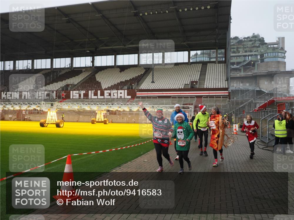 07.12.2025 - St. Pauli X-Mass-Run No. 15 Fabian Wolf http://msf.ph/oto/9416583 07.12.2025 11:10:39 Ziel 29, 30, 31, 49, 122, 134, 745, 1064, 1066, 1380, 1398, 1584, 1626, 1692, 1694, 1739, 1740, 3124, 3136, 4574 meine-sportfotos.de