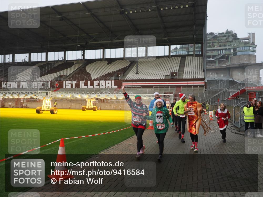 07.12.2025 - St. Pauli X-Mass-Run No. 15 Fabian Wolf http://msf.ph/oto/9416584 07.12.2025 11:10:39 Ziel 29, 30, 31, 49, 122, 134, 745, 1064, 1066, 1380, 1398, 1584, 1626, 1692, 1694, 1739, 1740, 3124, 3136, 4574 meine-sportfotos.de