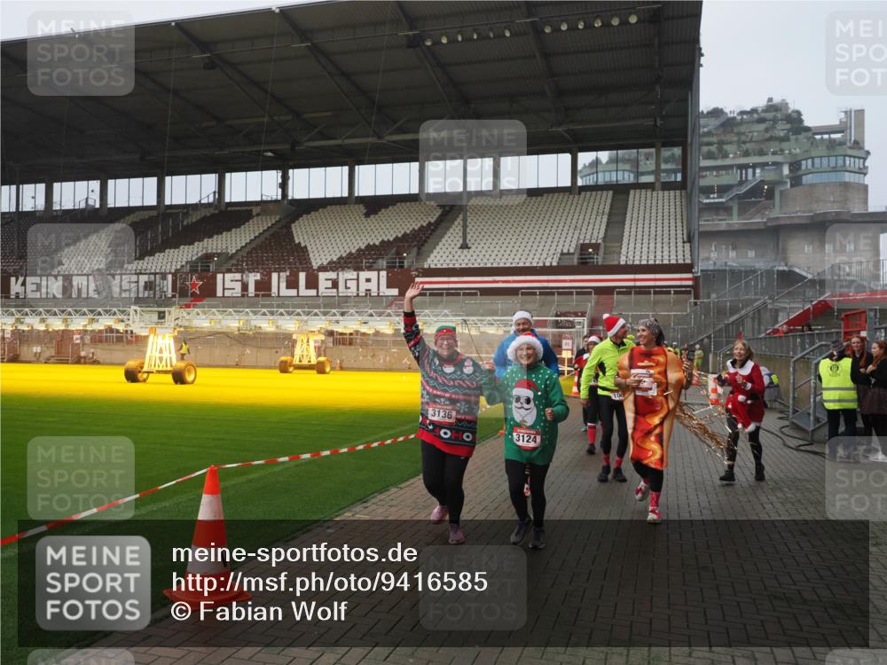 07.12.2025 - St. Pauli X-Mass-Run No. 15 Fabian Wolf http://msf.ph/oto/9416585 07.12.2025 11:10:39 Ziel 29, 30, 31, 49, 122, 134, 745, 1064, 1066, 1380, 1398, 1584, 1626, 1692, 1694, 1739, 1740, 3124, 3136, 4574 meine-sportfotos.de