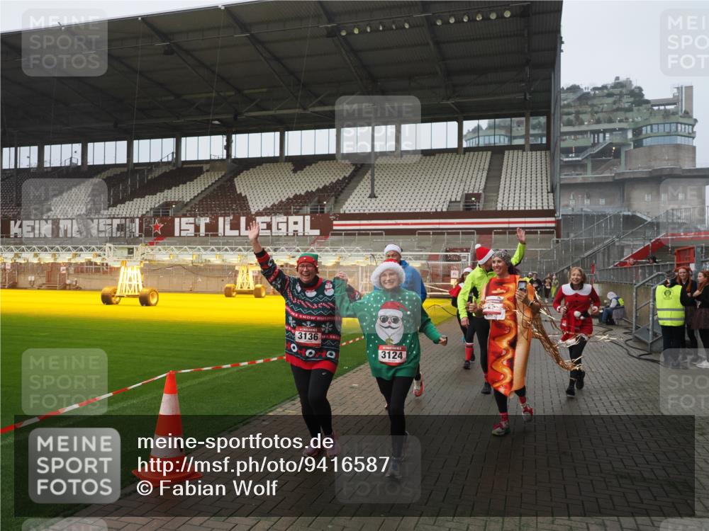 07.12.2025 - St. Pauli X-Mass-Run No. 15 Fabian Wolf http://msf.ph/oto/9416587 07.12.2025 11:10:39 Ziel 29, 30, 31, 49, 122, 134, 745, 1064, 1066, 1380, 1398, 1584, 1626, 1692, 1694, 1739, 1740, 3124, 3136, 4574 meine-sportfotos.de