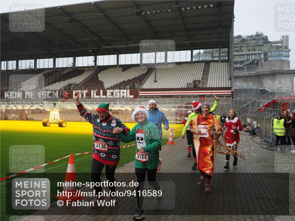 07.12.2025 - St. Pauli X-Mass-Run No. 15 Fabian Wolf http://msf.ph/oto/9416589 07.12.2025 11:10:40 Ziel 29, 30, 31, 49, 122, 134, 745, 1064, 1066, 1380, 1398, 1584, 1626, 1692, 1694, 3124, 3136, 4574 meine-sportfotos.de