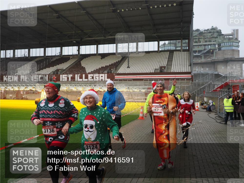 07.12.2025 - St. Pauli X-Mass-Run No. 15 Fabian Wolf http://msf.ph/oto/9416591 07.12.2025 11:10:40 Ziel 29, 30, 31, 49, 122, 134, 745, 1064, 1066, 1380, 1398, 1584, 1626, 1692, 1694, 3124, 3136, 4574 meine-sportfotos.de