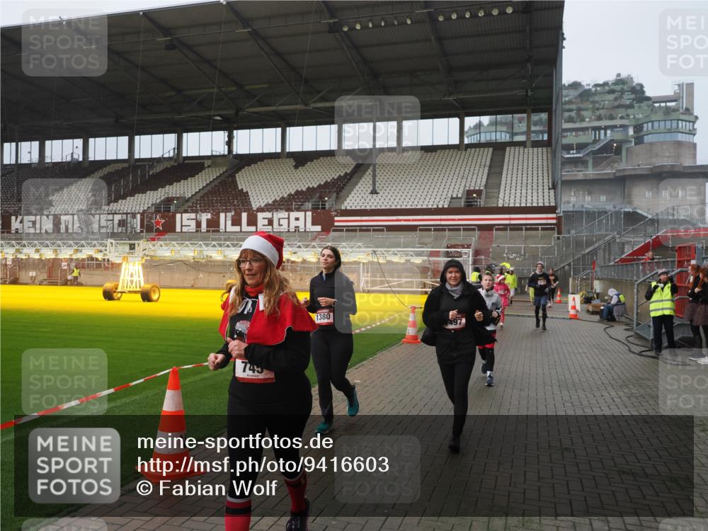 07.12.2025 - St. Pauli X-Mass-Run No. 15 Fabian Wolf http://msf.ph/oto/9416603 07.12.2025 11:10:43 Ziel 29, 30, 31, 49, 122, 134, 745, 1064, 1066, 1380, 1400, 1402, 1584, 1626, 1692, 3124, 3136, 4574 meine-sportfotos.de