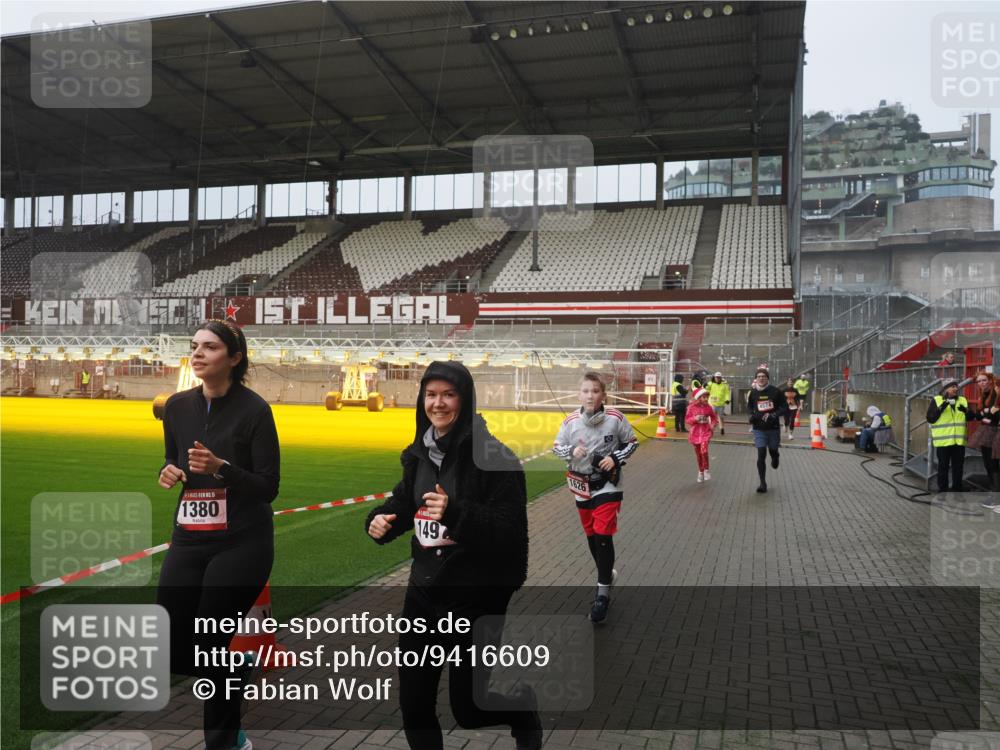 07.12.2025 - St. Pauli X-Mass-Run No. 15 Fabian Wolf http://msf.ph/oto/9416609 07.12.2025 11:10:44 Ziel 29, 30, 31, 49, 122, 134, 745, 1064, 1066, 1380, 1400, 1402, 1584, 1626, 1692, 3124, 3136, 4574 meine-sportfotos.de