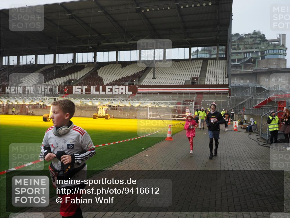 07.12.2025 - St. Pauli X-Mass-Run No. 15 Fabian Wolf http://msf.ph/oto/9416612 07.12.2025 11:10:45 Ziel 29, 30, 31, 49, 122, 134, 745, 1064, 1066, 1380, 1400, 1402, 1584, 1626, 1692, 3124, 3136, 4574 meine-sportfotos.de