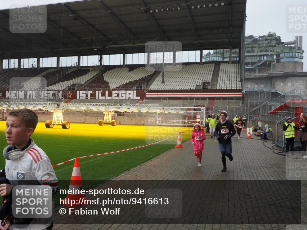07.12.2025 - St. Pauli X-Mass-Run No. 15 Fabian Wolf http://msf.ph/oto/9416613 07.12.2025 11:10:45 Ziel 29, 30, 31, 49, 122, 134, 745, 1064, 1066, 1380, 1400, 1402, 1584, 1626, 1692, 3124, 3136, 4574 meine-sportfotos.de