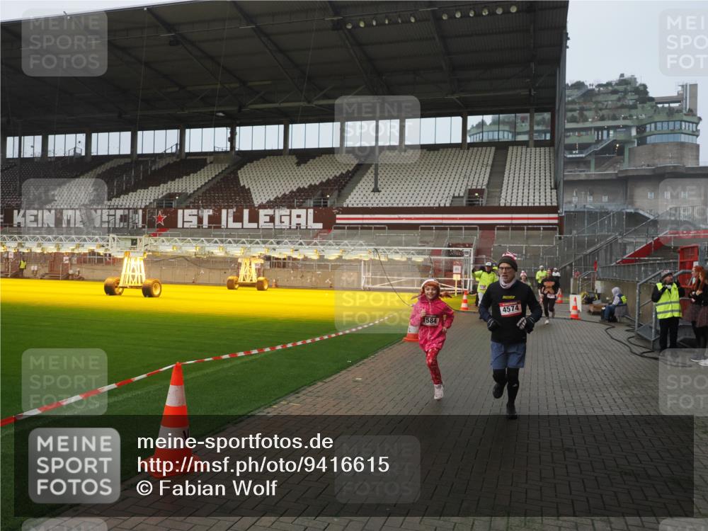 07.12.2025 - St. Pauli X-Mass-Run No. 15 Fabian Wolf http://msf.ph/oto/9416615 07.12.2025 11:10:46 Ziel 29, 30, 31, 49, 122, 134, 745, 1064, 1066, 1380, 1400, 1402, 1584, 1626, 1692, 3124, 3136, 4574 meine-sportfotos.de