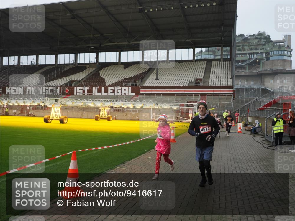 07.12.2025 - St. Pauli X-Mass-Run No. 15 Fabian Wolf http://msf.ph/oto/9416617 07.12.2025 11:10:46 Ziel 29, 30, 31, 49, 122, 134, 745, 1064, 1066, 1380, 1400, 1402, 1584, 1626, 1692, 3124, 3136, 4574 meine-sportfotos.de