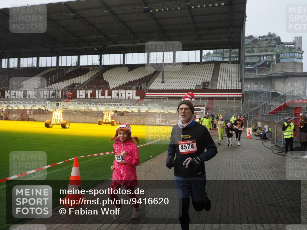 07.12.2025 - St. Pauli X-Mass-Run No. 15 Fabian Wolf http://msf.ph/oto/9416620 07.12.2025 11:10:47 Ziel 29, 122, 745, 1064, 1066, 1380, 1400, 1402, 1584, 1626, 2616, 3124, 3136, 4574 meine-sportfotos.de