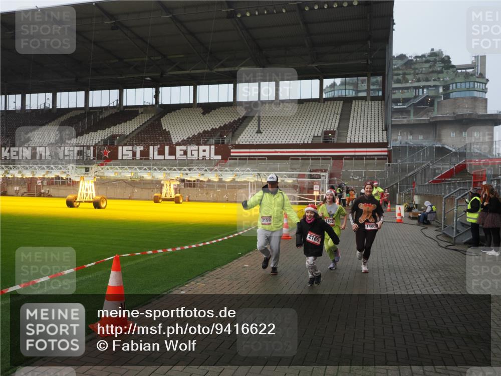 07.12.2025 - St. Pauli X-Mass-Run No. 15 Fabian Wolf http://msf.ph/oto/9416622 07.12.2025 11:10:49 Ziel 29, 122, 745, 1064, 1066, 1380, 1400, 1402, 1584, 1626, 2616, 3124, 3136, 4574 meine-sportfotos.de