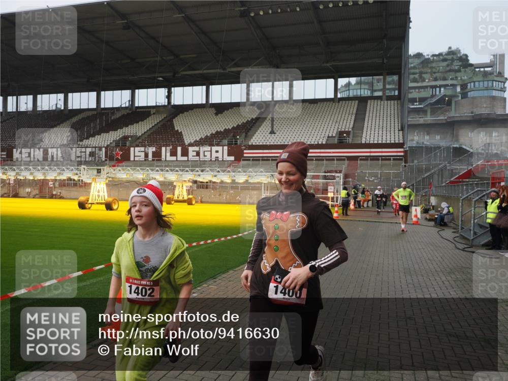 07.12.2025 - St. Pauli X-Mass-Run No. 15 Fabian Wolf http://msf.ph/oto/9416630 07.12.2025 11:10:51 Ziel 667, 669, 745, 1380, 1400, 1402, 1584, 1626, 2616, 4574 meine-sportfotos.de