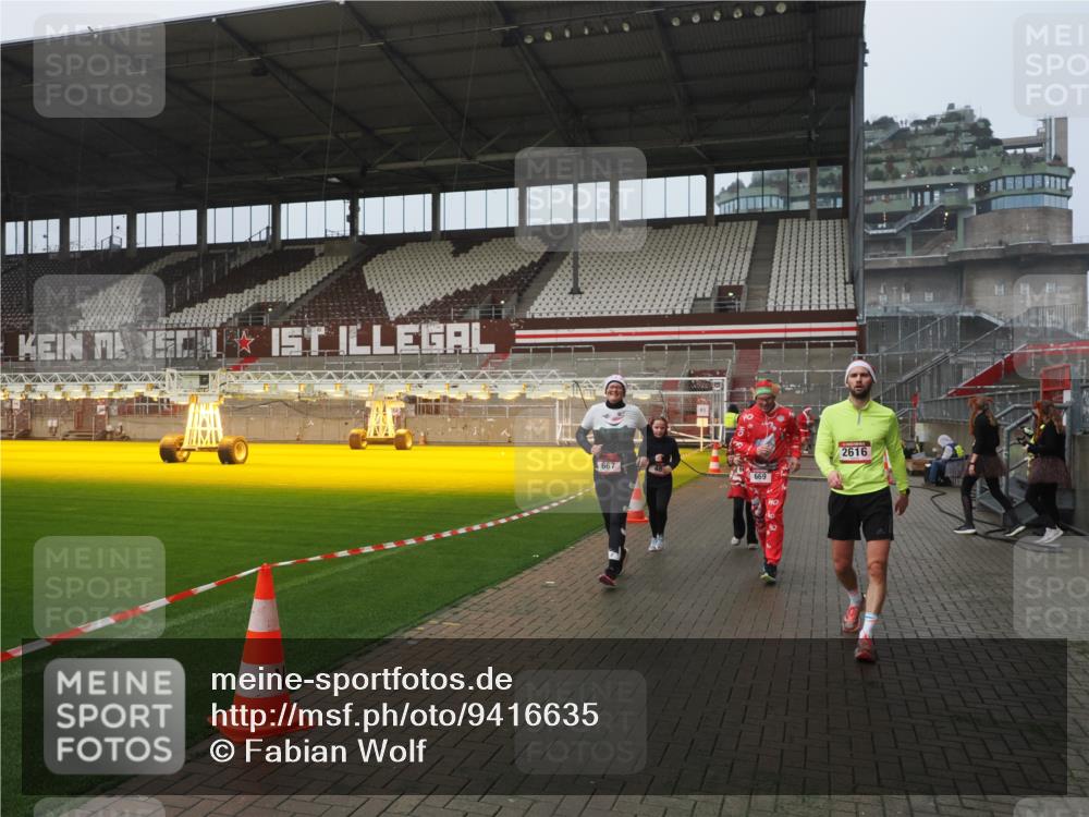 07.12.2025 - St. Pauli X-Mass-Run No. 15 Fabian Wolf http://msf.ph/oto/9416635 07.12.2025 11:10:58 Ziel 48, 660, 667, 669, 1400, 1402, 1584, 2616, 4574 meine-sportfotos.de