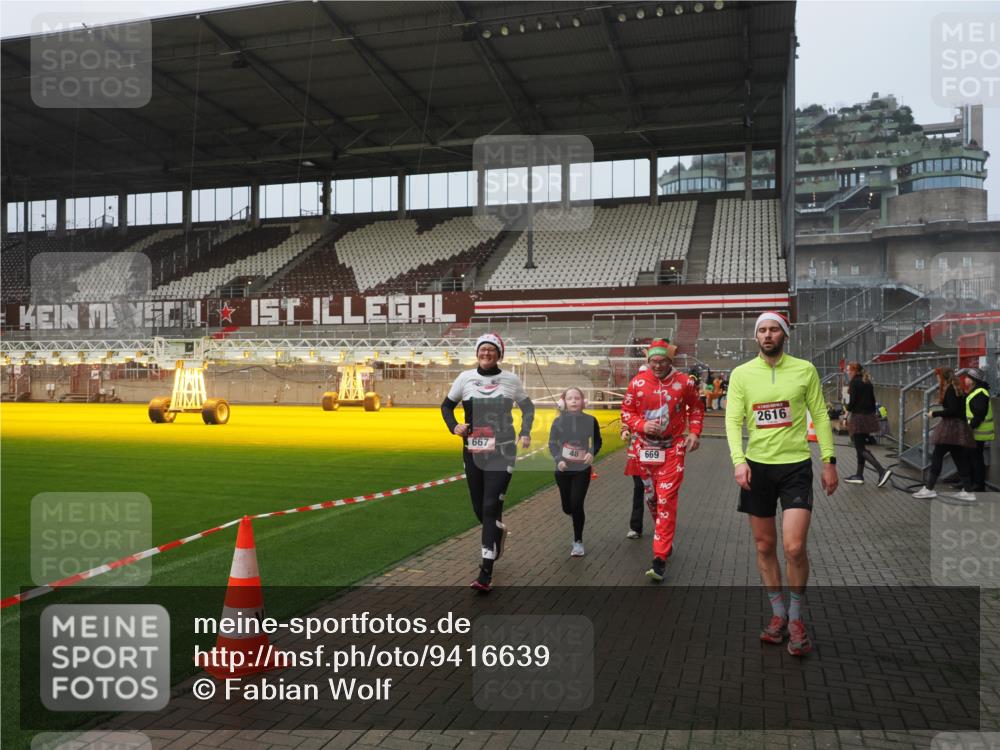 07.12.2025 - St. Pauli X-Mass-Run No. 15 Fabian Wolf http://msf.ph/oto/9416639 07.12.2025 11:10:59 Ziel 48, 660, 667, 669, 1400, 1402, 1584, 2616, 4574 meine-sportfotos.de