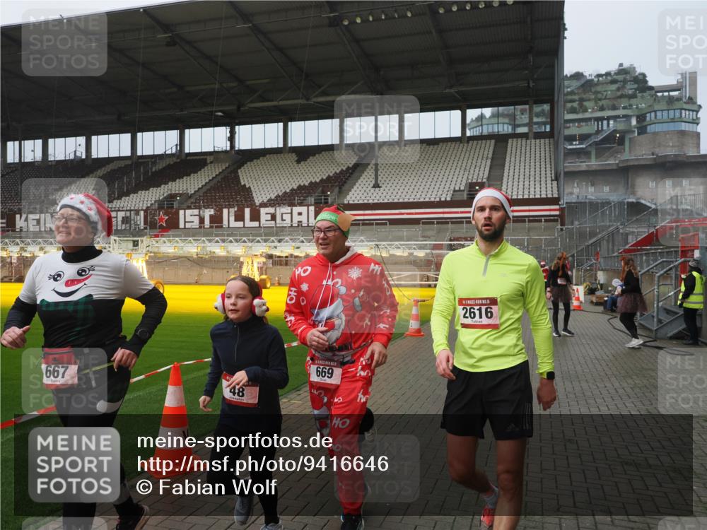 07.12.2025 - St. Pauli X-Mass-Run No. 15 Fabian Wolf http://msf.ph/oto/9416646 07.12.2025 11:11:00 Ziel 48, 660, 667, 669, 1400, 1402, 2616 meine-sportfotos.de