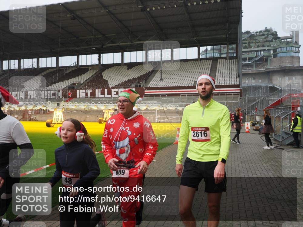 07.12.2025 - St. Pauli X-Mass-Run No. 15 Fabian Wolf http://msf.ph/oto/9416647 07.12.2025 11:11:00 Ziel 48, 660, 667, 669, 1400, 1402, 2616 meine-sportfotos.de