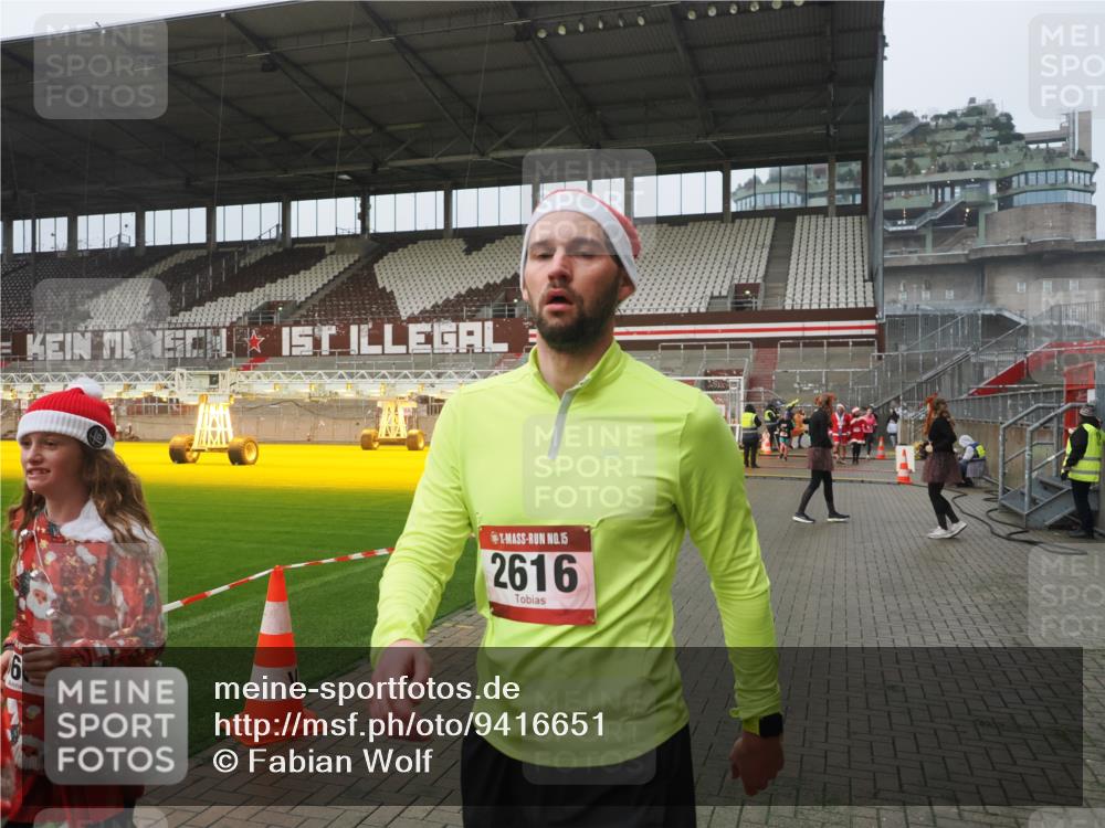 07.12.2025 - St. Pauli X-Mass-Run No. 15 Fabian Wolf http://msf.ph/oto/9416651 07.12.2025 11:11:01 Ziel 48, 660, 667, 669, 1400, 1402, 1518, 2616 meine-sportfotos.de
