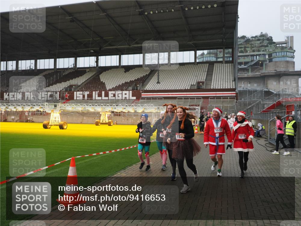 07.12.2025 - St. Pauli X-Mass-Run No. 15 Fabian Wolf http://msf.ph/oto/9416653 07.12.2025 11:11:11 Ziel 48, 411, 660, 667, 669, 697, 698, 777, 787, 788, 812, 815, 817, 832, 841, 909, 1518, 1519, 1557, 1565, 1568, 1619, 1707, 2258, 2742, 4801, 4813 meine-sportfotos.de