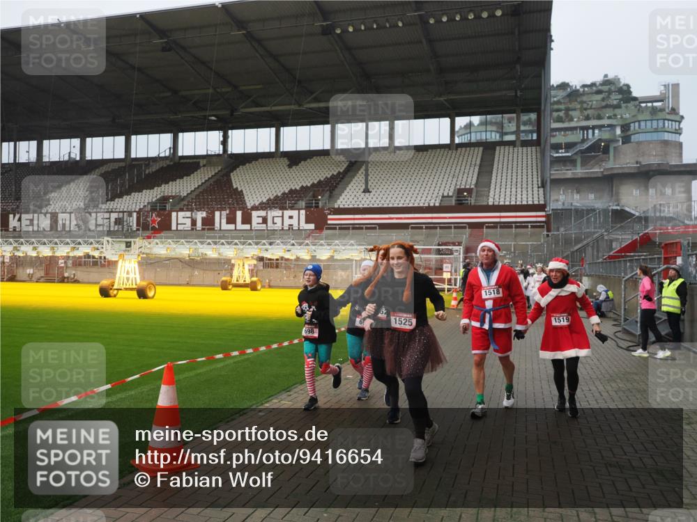 07.12.2025 - St. Pauli X-Mass-Run No. 15 Fabian Wolf http://msf.ph/oto/9416654 07.12.2025 11:11:11 Ziel 48, 411, 660, 667, 669, 697, 698, 777, 787, 788, 812, 815, 817, 832, 841, 909, 1518, 1519, 1557, 1565, 1568, 1619, 1707, 2258, 2742, 4801, 4813 meine-sportfotos.de