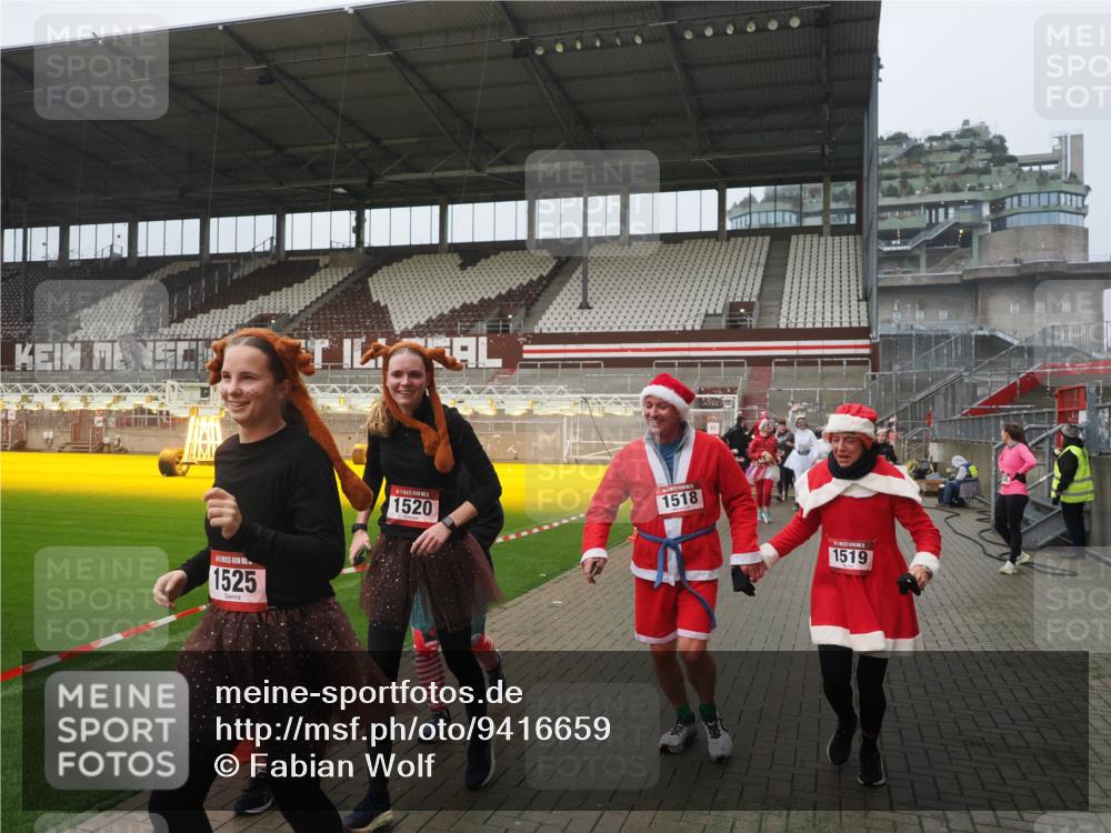 07.12.2025 - St. Pauli X-Mass-Run No. 15 Fabian Wolf http://msf.ph/oto/9416659 07.12.2025 11:11:12 Ziel 48, 411, 660, 697, 698, 777, 787, 788, 812, 815, 817, 832, 841, 909, 1145, 1146, 1147, 1518, 1519, 1557, 1565, 1568, 1619, 1707, 2258, 2742, 4801, 4813 meine-sportfotos.de