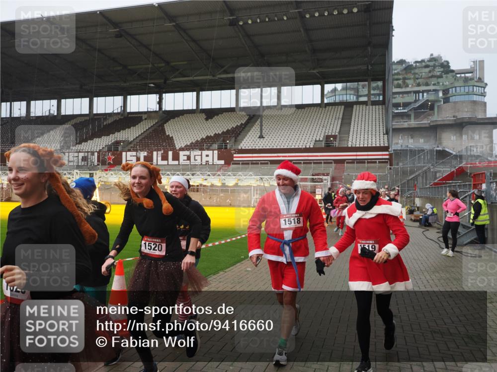 07.12.2025 - St. Pauli X-Mass-Run No. 15 Fabian Wolf http://msf.ph/oto/9416660 07.12.2025 11:11:12 Ziel 48, 411, 660, 697, 698, 777, 787, 788, 812, 815, 817, 832, 841, 909, 1145, 1146, 1147, 1518, 1519, 1557, 1565, 1568, 1619, 1707, 2258, 2742, 4801, 4813 meine-sportfotos.de
