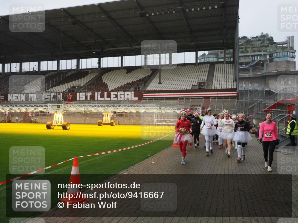 07.12.2025 - St. Pauli X-Mass-Run No. 15 Fabian Wolf http://msf.ph/oto/9416667 07.12.2025 11:11:15 Ziel 411, 697, 698, 777, 787, 788, 812, 815, 817, 832, 841, 909, 1145, 1146, 1147, 1518, 1519, 1557, 1565, 1568, 1619, 1707, 2258, 2742, 4801, 4805, 4806, 4810, 4813, 5005, 5006 meine-sportfotos.de