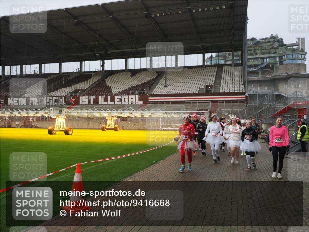 07.12.2025 - St. Pauli X-Mass-Run No. 15 Fabian Wolf http://msf.ph/oto/9416668 07.12.2025 11:11:16 Ziel 411, 697, 698, 777, 787, 788, 812, 815, 817, 832, 841, 909, 1145, 1146, 1147, 1518, 1519, 1557, 1565, 1568, 1619, 1707, 2258, 2742, 4801, 4805, 4806, 4810, 4813, 5005, 5006 meine-sportfotos.de