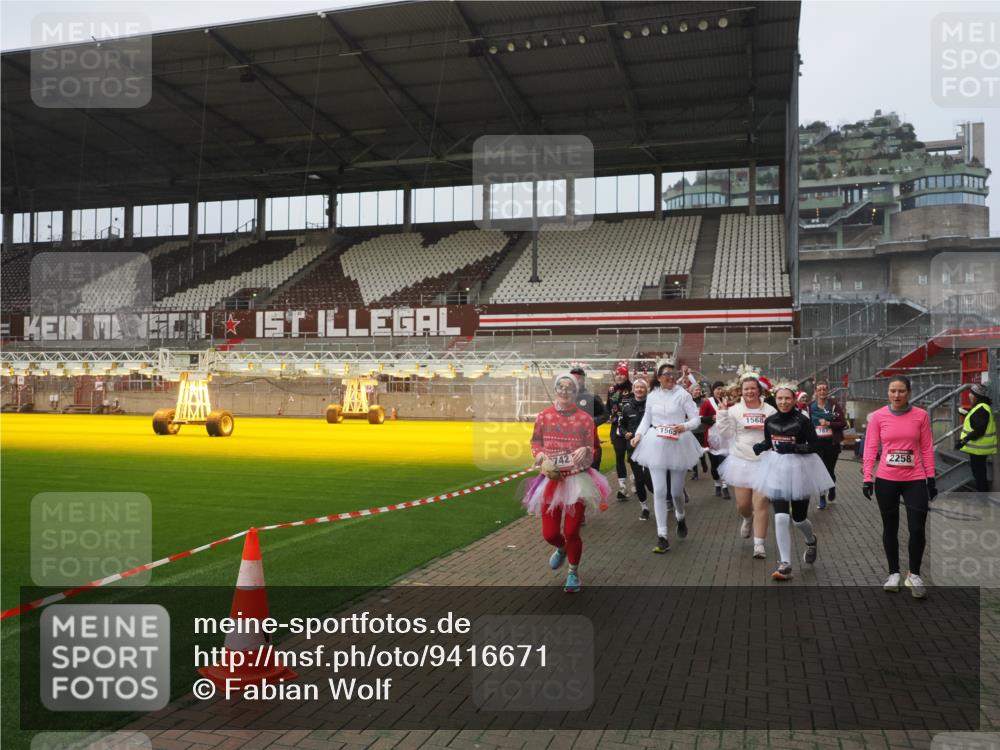07.12.2025 - St. Pauli X-Mass-Run No. 15 Fabian Wolf http://msf.ph/oto/9416671 07.12.2025 11:11:16 Ziel 411, 697, 698, 777, 787, 788, 812, 815, 817, 832, 841, 909, 1145, 1146, 1147, 1518, 1519, 1557, 1565, 1568, 1619, 1707, 2258, 2742, 4801, 4805, 4806, 4810, 4813, 5005, 5006 meine-sportfotos.de