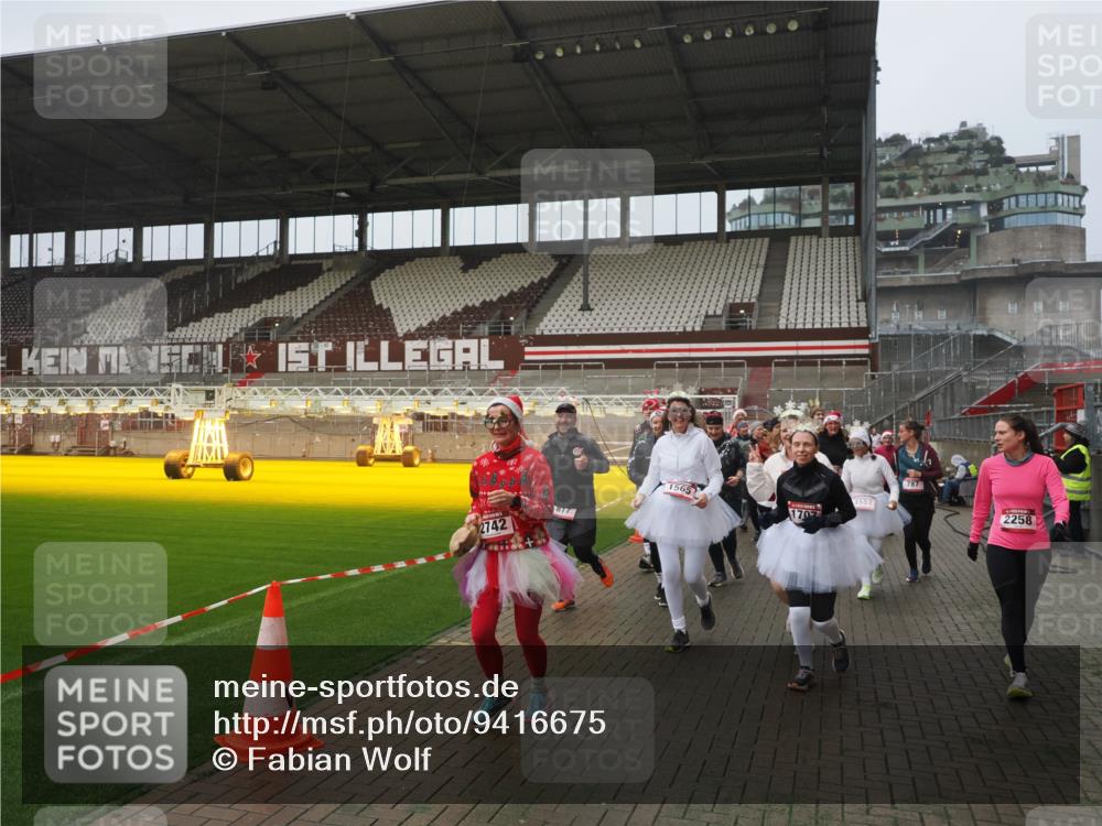 07.12.2025 - St. Pauli X-Mass-Run No. 15 Fabian Wolf http://msf.ph/oto/9416675 07.12.2025 11:11:17 Ziel 182, 190, 411, 697, 698, 777, 787, 788, 812, 815, 817, 832, 841, 909, 1145, 1146, 1147, 1518, 1519, 1557, 1565, 1568, 1619, 1707, 2258, 2742, 4801, 4805, 4806, 4810, 4813, 5005, 5006 meine-sportfotos.de