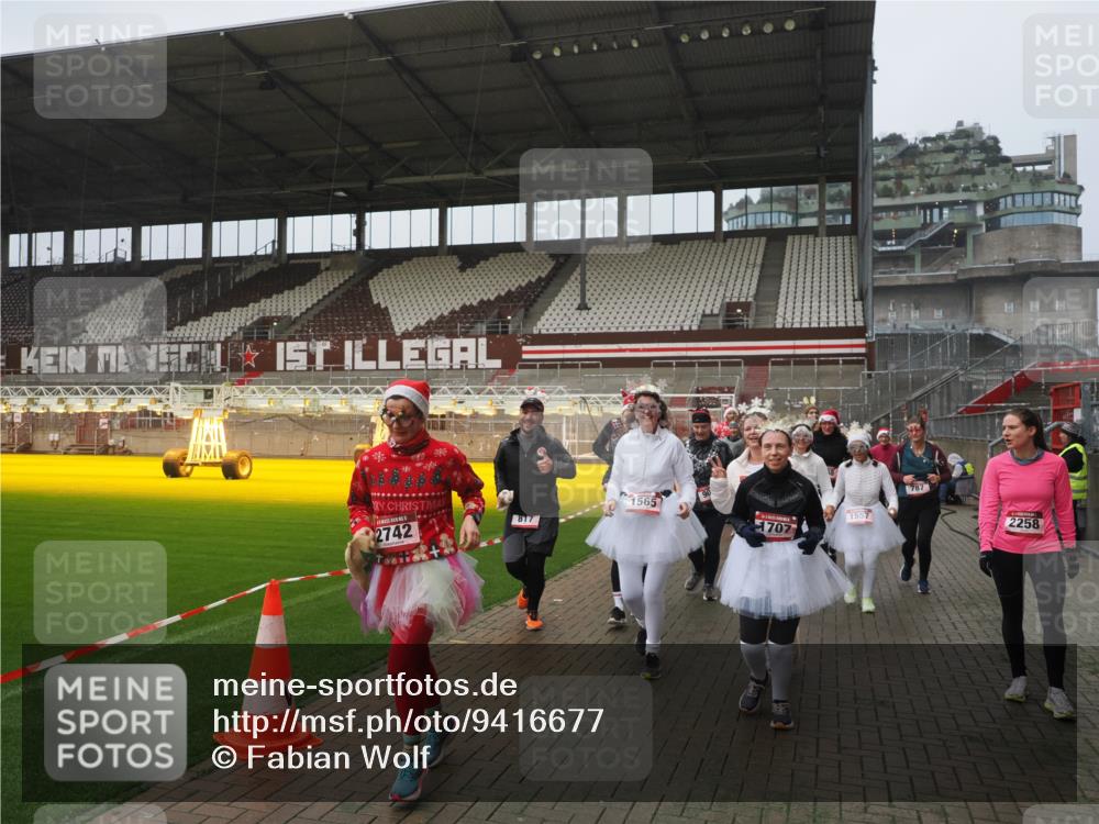 07.12.2025 - St. Pauli X-Mass-Run No. 15 Fabian Wolf http://msf.ph/oto/9416677 07.12.2025 11:11:17 Ziel 182, 190, 411, 697, 698, 777, 787, 788, 812, 815, 817, 832, 841, 909, 1145, 1146, 1147, 1518, 1519, 1557, 1565, 1568, 1619, 1707, 2258, 2742, 4801, 4805, 4806, 4810, 4813, 5005, 5006 meine-sportfotos.de