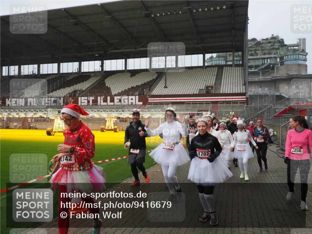 07.12.2025 - St. Pauli X-Mass-Run No. 15 Fabian Wolf http://msf.ph/oto/9416679 07.12.2025 11:11:18 Ziel 171, 182, 190, 411, 697, 698, 777, 787, 788, 812, 815, 817, 832, 841, 909, 1145, 1146, 1147, 1518, 1519, 1557, 1565, 1568, 1619, 1707, 2258, 2742, 4801, 4805, 4806, 4810, 4813, 5005, 5006 meine-sportfotos.de