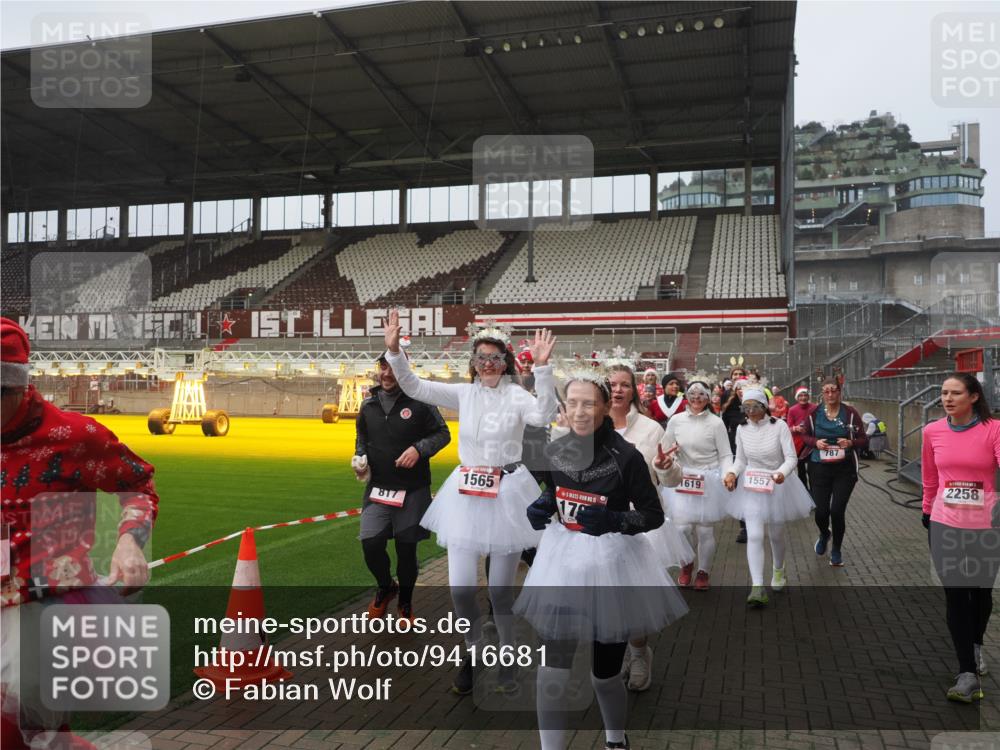 07.12.2025 - St. Pauli X-Mass-Run No. 15 Fabian Wolf http://msf.ph/oto/9416681 07.12.2025 11:11:18 Ziel 171, 182, 190, 411, 697, 698, 777, 787, 788, 812, 815, 817, 832, 841, 909, 1145, 1146, 1147, 1518, 1519, 1557, 1565, 1568, 1619, 1707, 2258, 2742, 4801, 4805, 4806, 4810, 4813, 5005, 5006 meine-sportfotos.de
