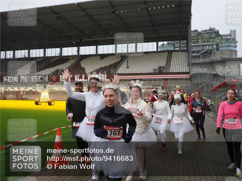 07.12.2025 - St. Pauli X-Mass-Run No. 15 Fabian Wolf http://msf.ph/oto/9416683 07.12.2025 11:11:19 Ziel 171, 182, 190, 411, 697, 698, 777, 787, 788, 812, 815, 817, 832, 841, 909, 1145, 1146, 1147, 1518, 1519, 1557, 1565, 1568, 1619, 1707, 1770, 2258, 2742, 4801, 4805, 4806, 4810, 4813, 5005, 5006 meine-sportfotos.de