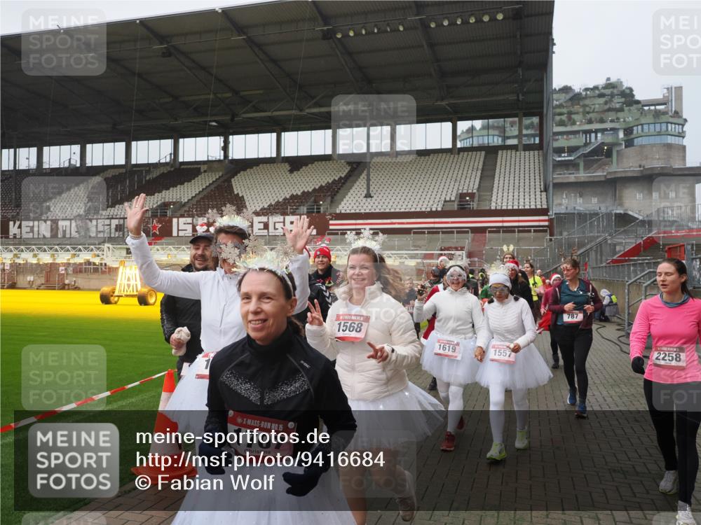 07.12.2025 - St. Pauli X-Mass-Run No. 15 Fabian Wolf http://msf.ph/oto/9416684 07.12.2025 11:11:19 Ziel 171, 182, 190, 411, 697, 698, 777, 787, 788, 812, 815, 817, 832, 841, 909, 1145, 1146, 1147, 1518, 1519, 1557, 1565, 1568, 1619, 1707, 1770, 2258, 2742, 4801, 4805, 4806, 4810, 4813, 5005, 5006 meine-sportfotos.de