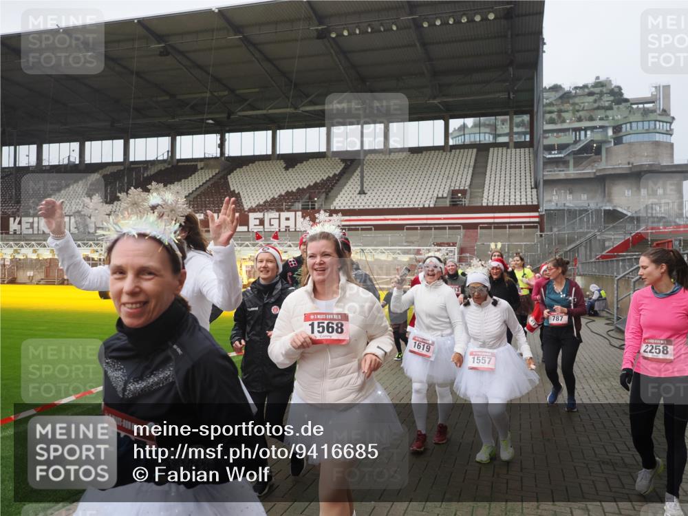 07.12.2025 - St. Pauli X-Mass-Run No. 15 Fabian Wolf http://msf.ph/oto/9416685 07.12.2025 11:11:19 Ziel 171, 182, 190, 411, 697, 698, 777, 787, 788, 812, 815, 817, 832, 841, 909, 1145, 1146, 1147, 1518, 1519, 1557, 1565, 1568, 1619, 1707, 1770, 2258, 2742, 4801, 4805, 4806, 4810, 4813, 5005, 5006 meine-sportfotos.de