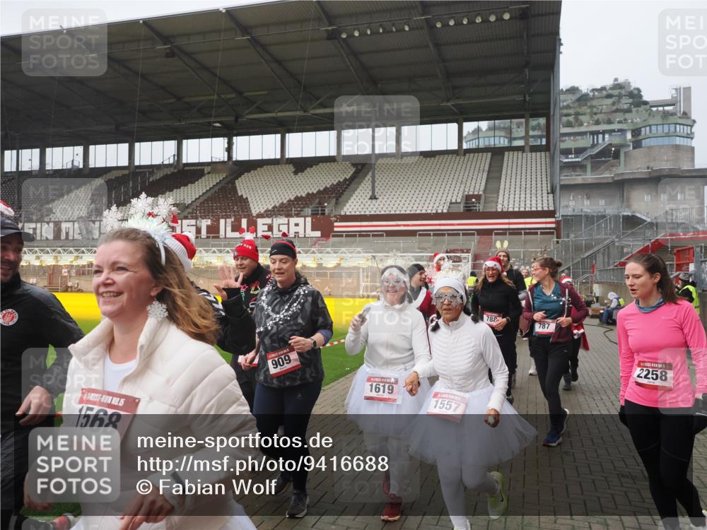 07.12.2025 - St. Pauli X-Mass-Run No. 15 Fabian Wolf http://msf.ph/oto/9416688 07.12.2025 11:11:20 Ziel 171, 182, 190, 411, 697, 698, 777, 787, 788, 812, 815, 817, 832, 841, 909, 1145, 1146, 1147, 1518, 1519, 1557, 1565, 1568, 1619, 1707, 1770, 2258, 2742, 4801, 4805, 4806, 4810, 4813, 5005, 5006 meine-sportfotos.de