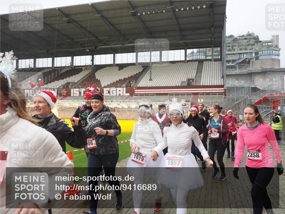 07.12.2025 - St. Pauli X-Mass-Run No. 15 Fabian Wolf http://msf.ph/oto/9416689 07.12.2025 11:11:20 Ziel 171, 182, 190, 411, 697, 698, 777, 787, 788, 812, 815, 817, 832, 841, 909, 1145, 1146, 1147, 1518, 1519, 1557, 1565, 1568, 1619, 1707, 1770, 2258, 2742, 4801, 4805, 4806, 4810, 4813, 5005, 5006 meine-sportfotos.de