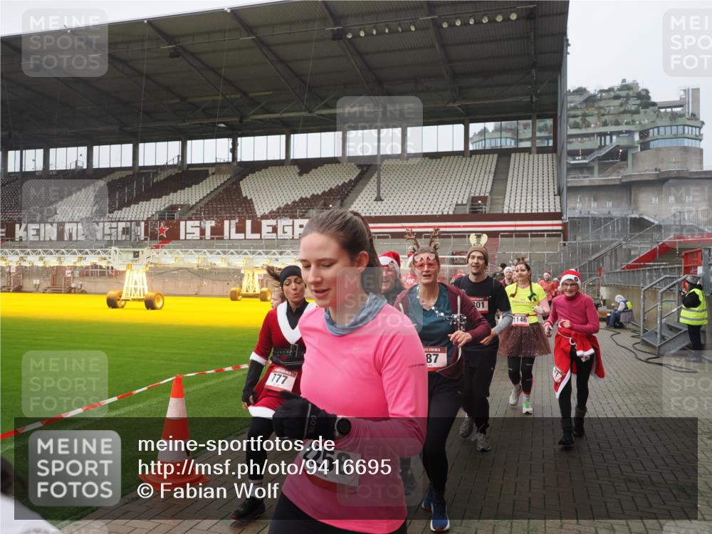 07.12.2025 - St. Pauli X-Mass-Run No. 15 Fabian Wolf http://msf.ph/oto/9416695 07.12.2025 11:11:21 Ziel 171, 182, 190, 411, 697, 698, 777, 787, 788, 812, 815, 817, 832, 841, 909, 1145, 1146, 1147, 1518, 1519, 1557, 1565, 1568, 1619, 1707, 1770, 2258, 2742, 4801, 4805, 4806, 4810, 4813, 5005, 5006 meine-sportfotos.de