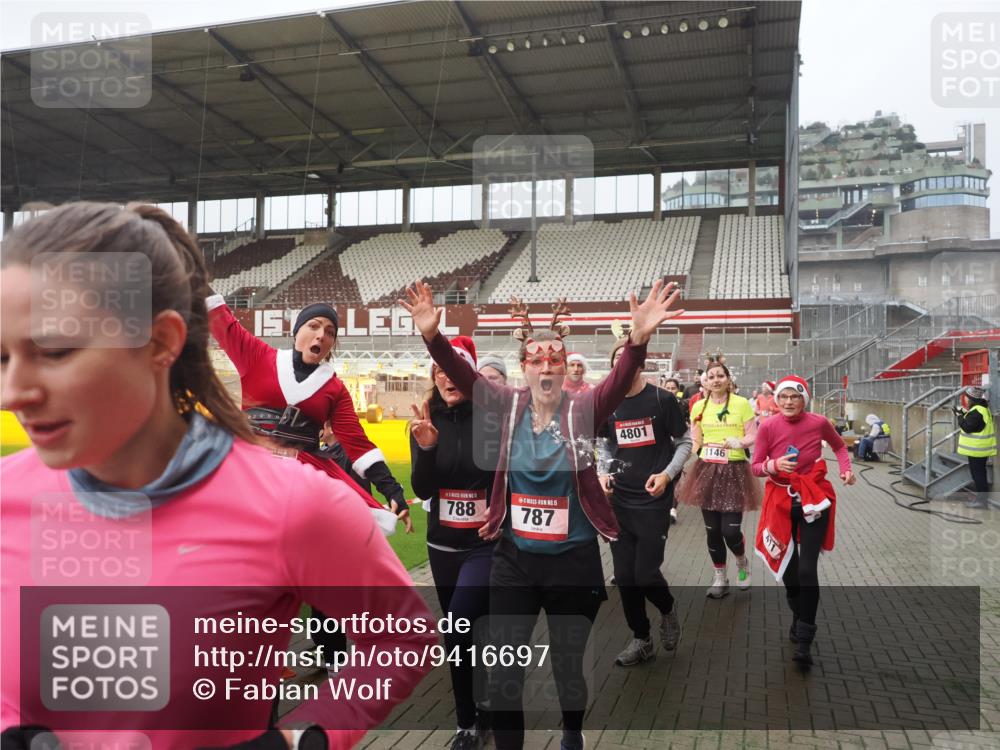 07.12.2025 - St. Pauli X-Mass-Run No. 15 Fabian Wolf http://msf.ph/oto/9416697 07.12.2025 11:11:21 Ziel 171, 182, 190, 411, 697, 698, 777, 787, 788, 812, 815, 817, 832, 841, 909, 1145, 1146, 1147, 1518, 1519, 1557, 1565, 1568, 1619, 1707, 1770, 2258, 2742, 4801, 4805, 4806, 4810, 4813, 5005, 5006 meine-sportfotos.de