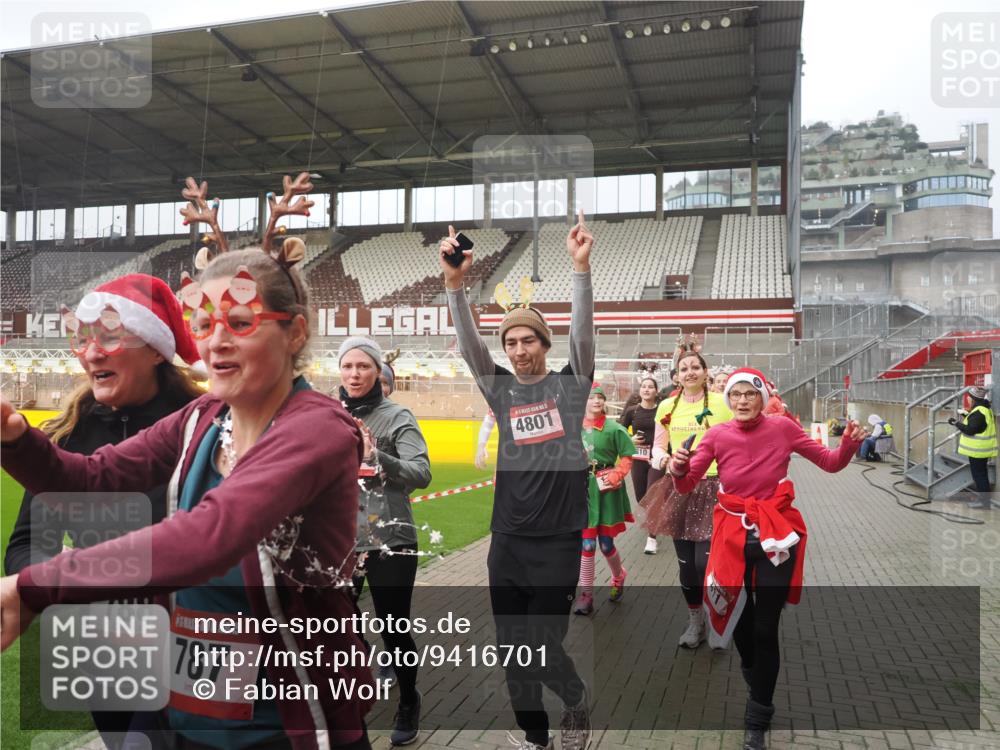 07.12.2025 - St. Pauli X-Mass-Run No. 15 Fabian Wolf http://msf.ph/oto/9416701 07.12.2025 11:11:22 Ziel 171, 182, 190, 411, 697, 698, 777, 787, 788, 812, 815, 817, 832, 841, 909, 1145, 1146, 1147, 1309, 1519, 1557, 1565, 1568, 1619, 1707, 1770, 2258, 2742, 4801, 4805, 4806, 4810, 4813, 5005, 5006 meine-sportfotos.de