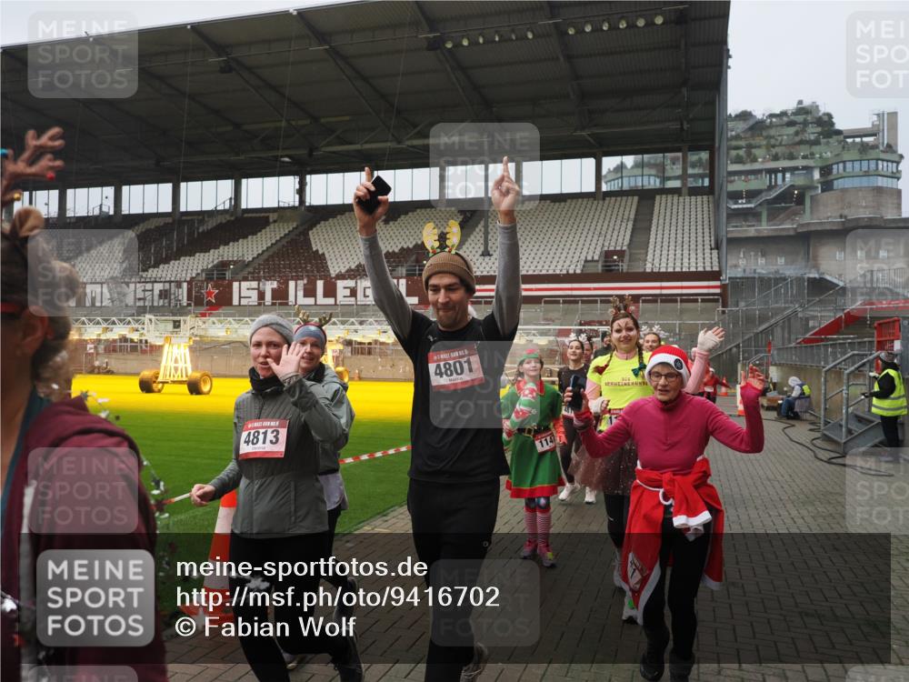 07.12.2025 - St. Pauli X-Mass-Run No. 15 Fabian Wolf http://msf.ph/oto/9416702 07.12.2025 11:11:22 Ziel 171, 182, 190, 411, 697, 698, 777, 787, 788, 812, 815, 817, 832, 841, 909, 1145, 1146, 1147, 1309, 1519, 1557, 1565, 1568, 1619, 1707, 1770, 2258, 2742, 4801, 4805, 4806, 4810, 4813, 5005, 5006 meine-sportfotos.de