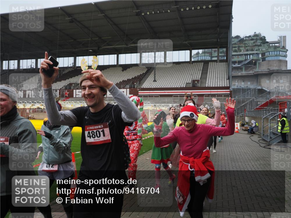 07.12.2025 - St. Pauli X-Mass-Run No. 15 Fabian Wolf http://msf.ph/oto/9416704 07.12.2025 11:11:23 Ziel 171, 182, 190, 411, 777, 787, 788, 812, 815, 817, 832, 841, 909, 1145, 1146, 1147, 1309, 1557, 1565, 1568, 1619, 1707, 1770, 2258, 2742, 4801, 4805, 4806, 4810, 4813, 5005, 5006 meine-sportfotos.de