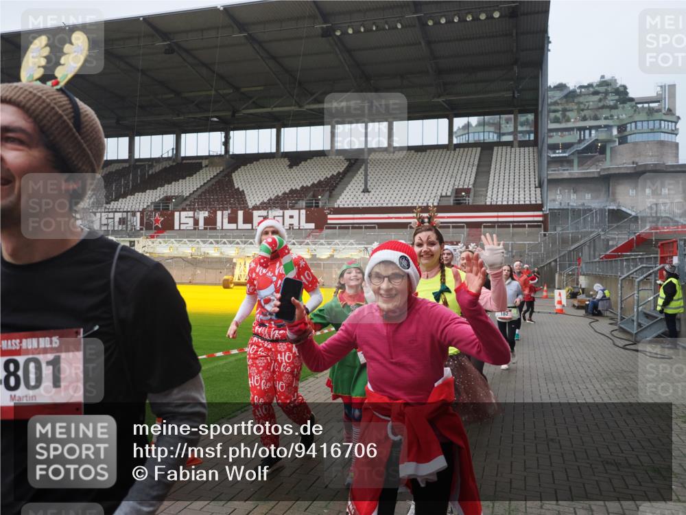 07.12.2025 - St. Pauli X-Mass-Run No. 15 Fabian Wolf http://msf.ph/oto/9416706 07.12.2025 11:11:23 Ziel 171, 182, 190, 411, 777, 787, 788, 812, 815, 817, 832, 841, 909, 1145, 1146, 1147, 1309, 1557, 1565, 1568, 1619, 1707, 1770, 2258, 2742, 4801, 4805, 4806, 4810, 4813, 5005, 5006 meine-sportfotos.de