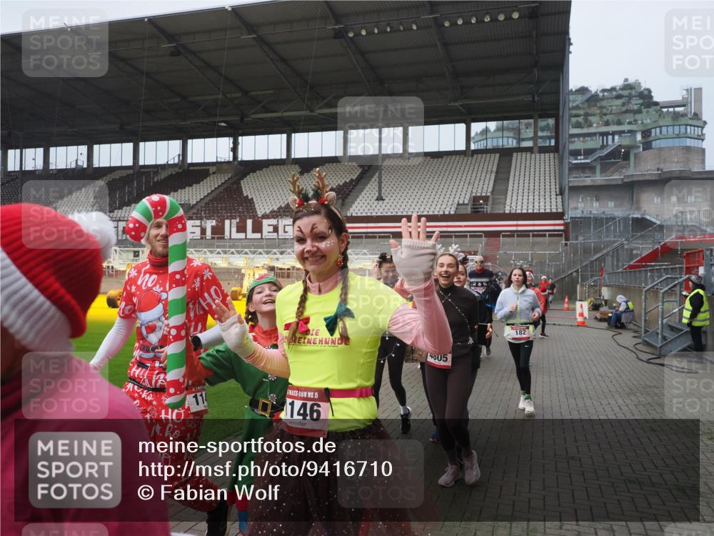 07.12.2025 - St. Pauli X-Mass-Run No. 15 Fabian Wolf http://msf.ph/oto/9416710 07.12.2025 11:11:24 Ziel 171, 182, 190, 411, 777, 787, 788, 812, 815, 817, 832, 841, 909, 1145, 1146, 1147, 1309, 1557, 1565, 1568, 1619, 1707, 1770, 2742, 4801, 4805, 4806, 4810, 4813, 5005, 5006 meine-sportfotos.de