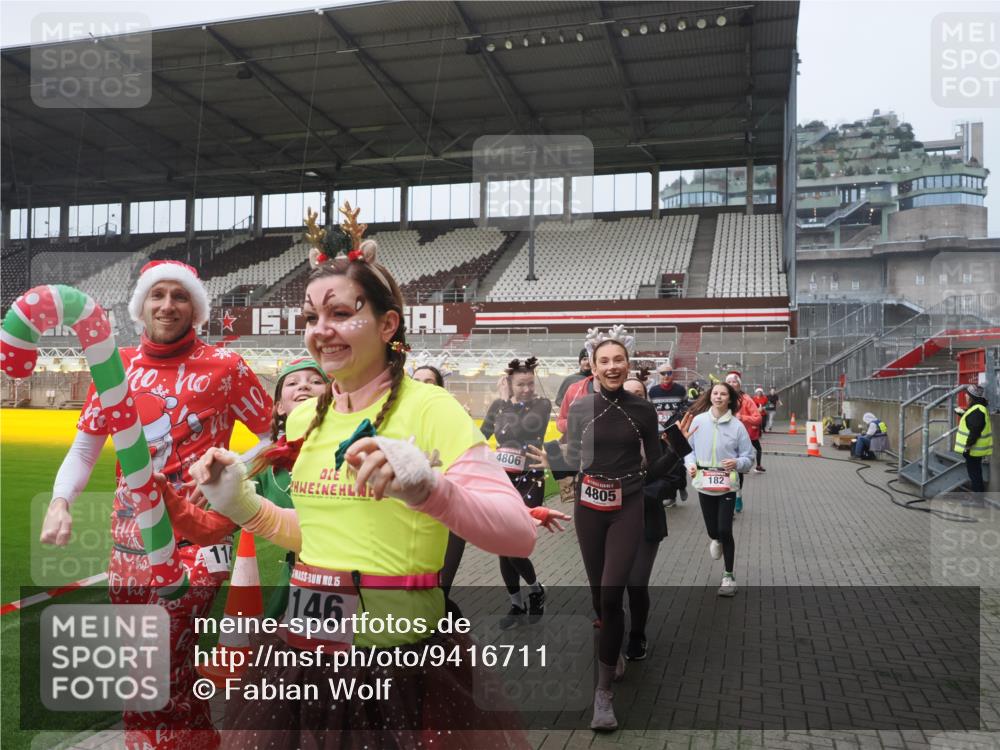 07.12.2025 - St. Pauli X-Mass-Run No. 15 Fabian Wolf http://msf.ph/oto/9416711 07.12.2025 11:11:24 Ziel 171, 182, 190, 411, 777, 787, 788, 812, 815, 817, 832, 841, 909, 1145, 1146, 1147, 1309, 1557, 1565, 1568, 1619, 1707, 1770, 2742, 4801, 4805, 4806, 4810, 4813, 5005, 5006 meine-sportfotos.de
