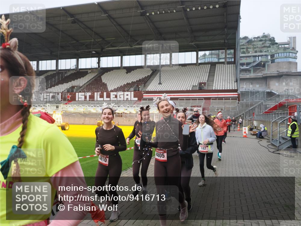 07.12.2025 - St. Pauli X-Mass-Run No. 15 Fabian Wolf http://msf.ph/oto/9416713 07.12.2025 11:11:25 Ziel 171, 182, 190, 411, 777, 787, 788, 812, 815, 817, 832, 841, 909, 1145, 1146, 1147, 1309, 1557, 1565, 1568, 1619, 1707, 1767, 1770, 2742, 4801, 4805, 4806, 4810, 4813, 5005, 5006 meine-sportfotos.de