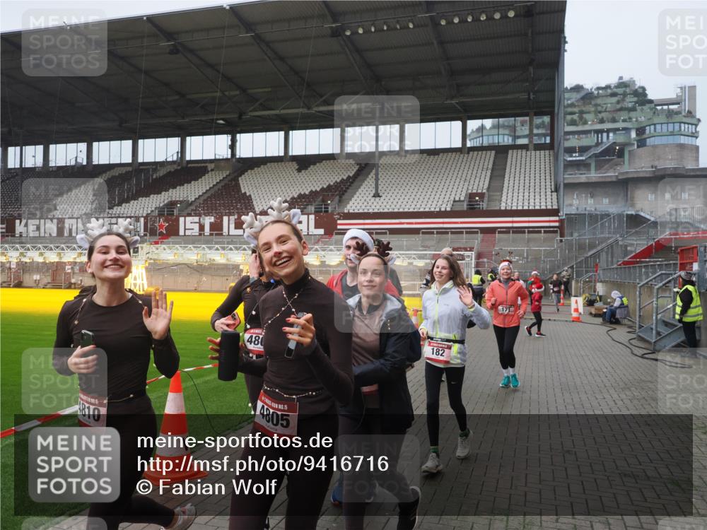 07.12.2025 - St. Pauli X-Mass-Run No. 15 Fabian Wolf http://msf.ph/oto/9416716 07.12.2025 11:11:25 Ziel 171, 182, 190, 411, 777, 787, 788, 812, 815, 817, 832, 841, 909, 1145, 1146, 1147, 1309, 1557, 1565, 1568, 1619, 1707, 1767, 1770, 2742, 4801, 4805, 4806, 4810, 4813, 5005, 5006 meine-sportfotos.de