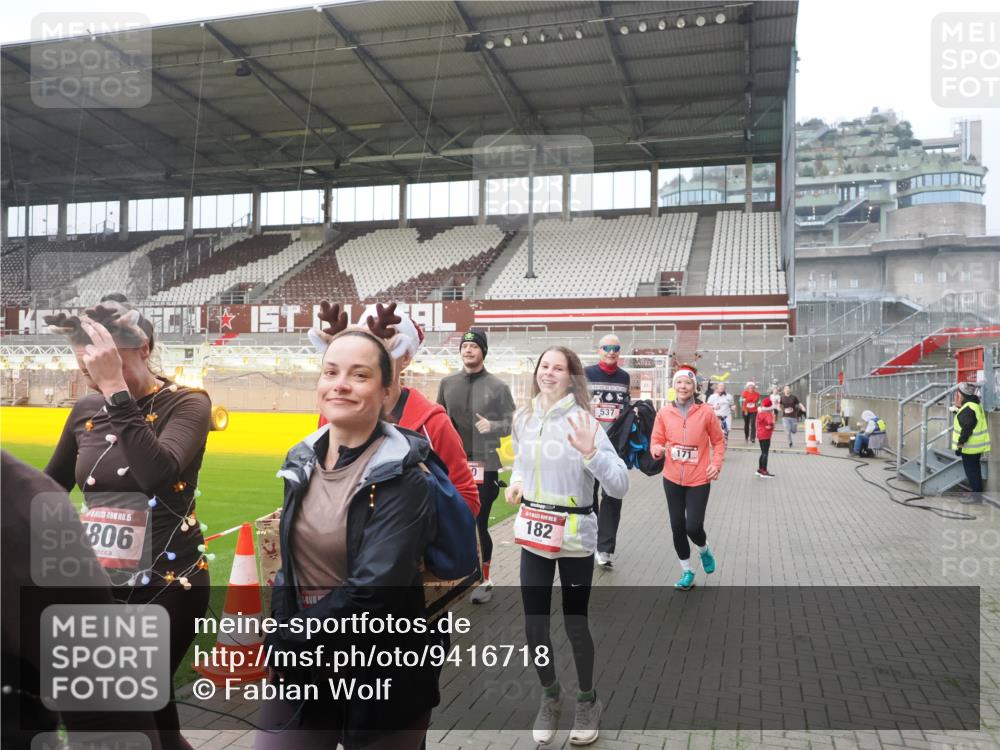 07.12.2025 - St. Pauli X-Mass-Run No. 15 Fabian Wolf http://msf.ph/oto/9416718 07.12.2025 11:11:26 Ziel 171, 182, 190, 411, 777, 787, 788, 812, 815, 817, 832, 841, 909, 1145, 1146, 1147, 1309, 1557, 1565, 1568, 1589, 1619, 1707, 1767, 1770, 2742, 4801, 4805, 4806, 4810, 4813, 5005, 5006 meine-sportfotos.de